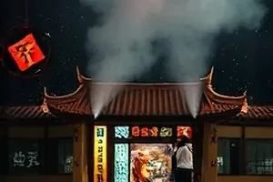 深夜档《午夜面包房》封面，烤箱暖光与出炉面包