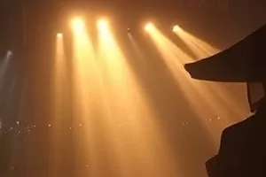 短剧《加班到凌晨》封面，办公区深夜灯光与咖啡杯