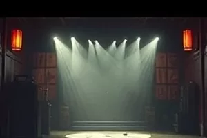 短剧《最后一班公交》封面，末班车厢与窗外路灯